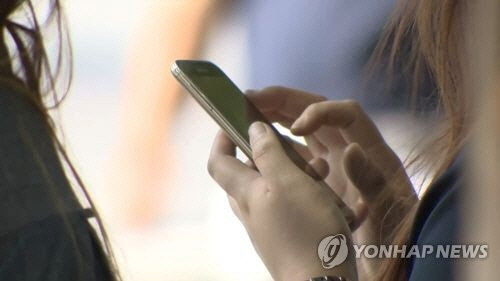 스마트폰 보는 시민[연합뉴스]